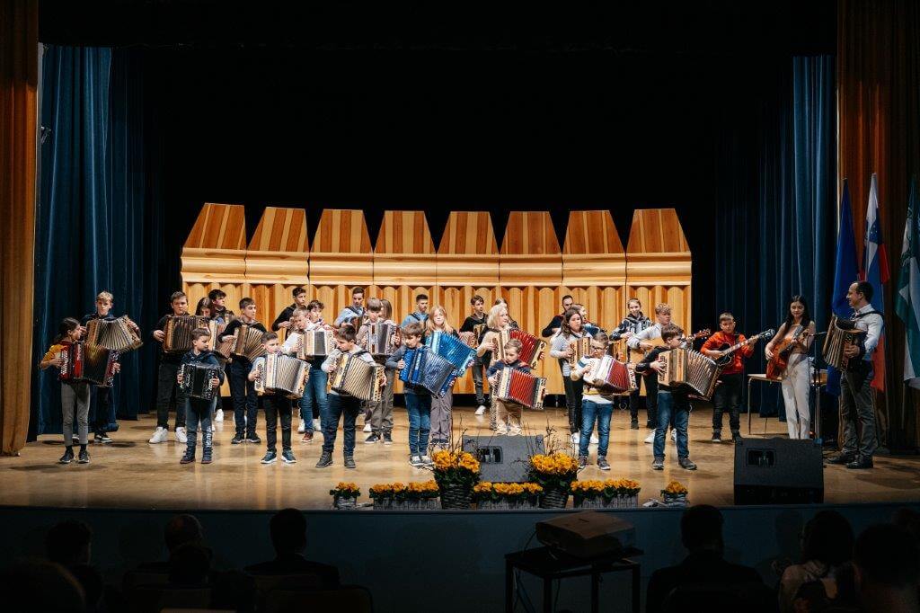 Harmonikarski orkester Glasbene šole Simona Plemenitaša
