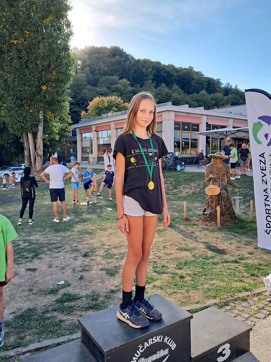 Dekleta 8.-9. razred: 1. Scarlett Earles, 2. Ema Gotlin.