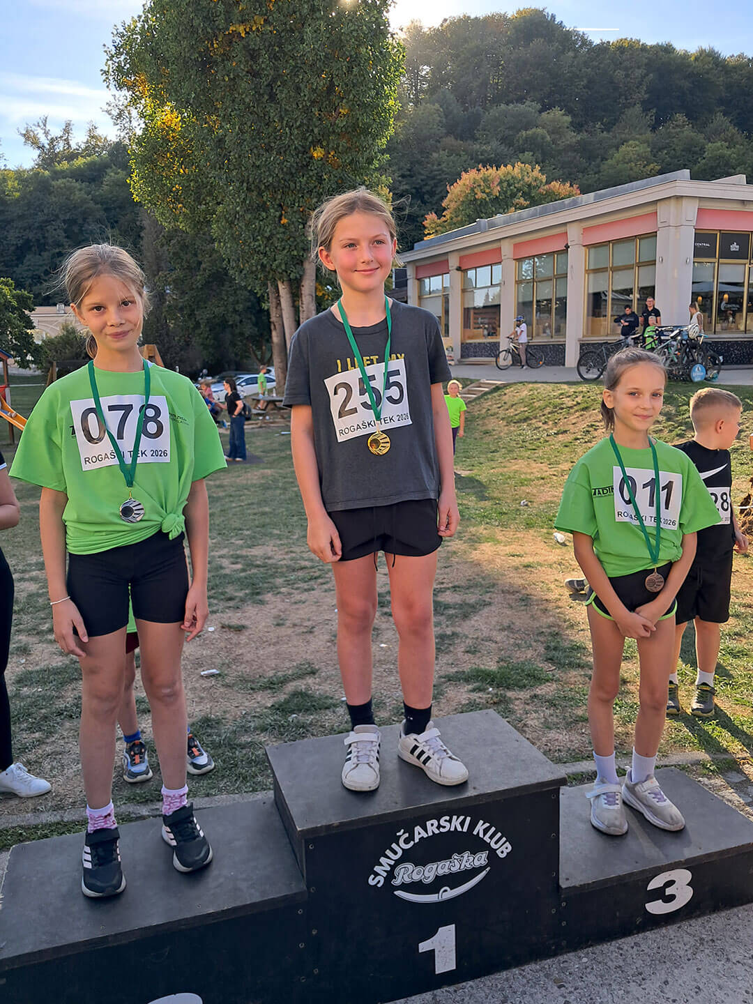 Dekleta 4. razred: 1. Ajda Lipnik, 2. Lucija Plavčak, 3. Zala Bele.